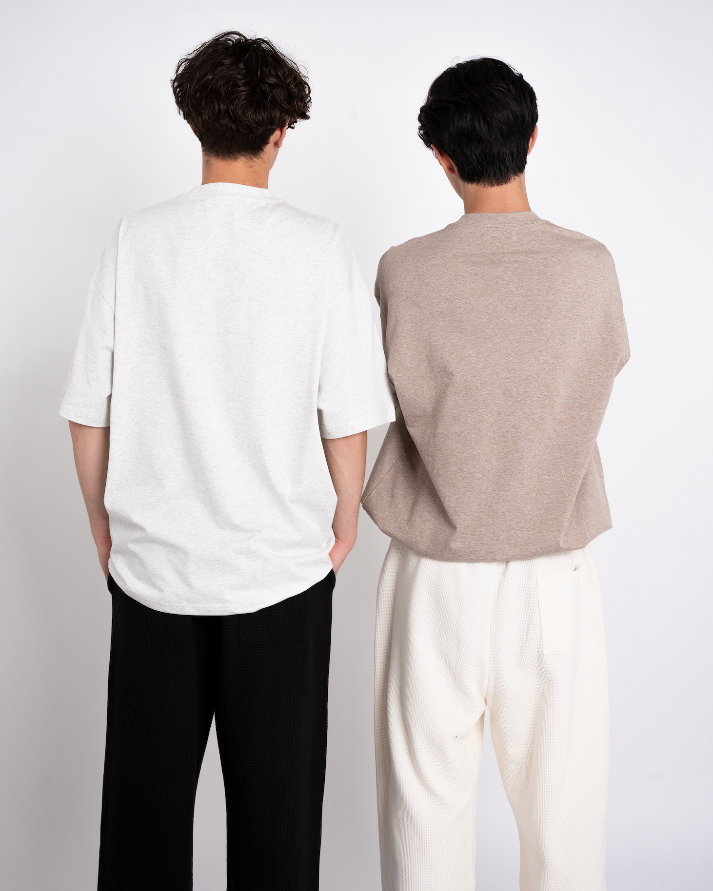 Left : 180cm / XLサイズ着用 Right : 176cm / Lサイズ着用