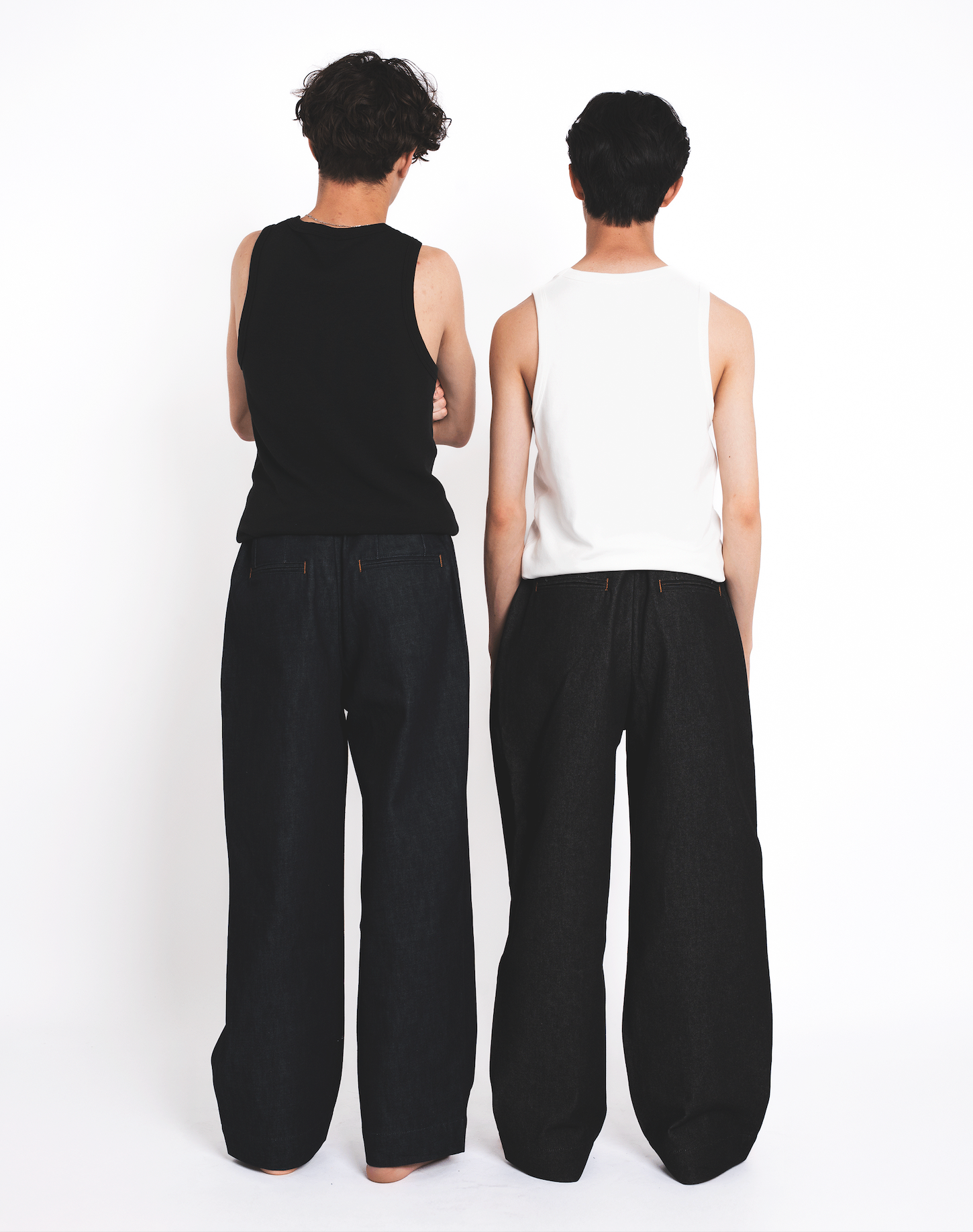 Left : 180cm / Lサイズ着用 Right : 176cm / Mサイズ着用