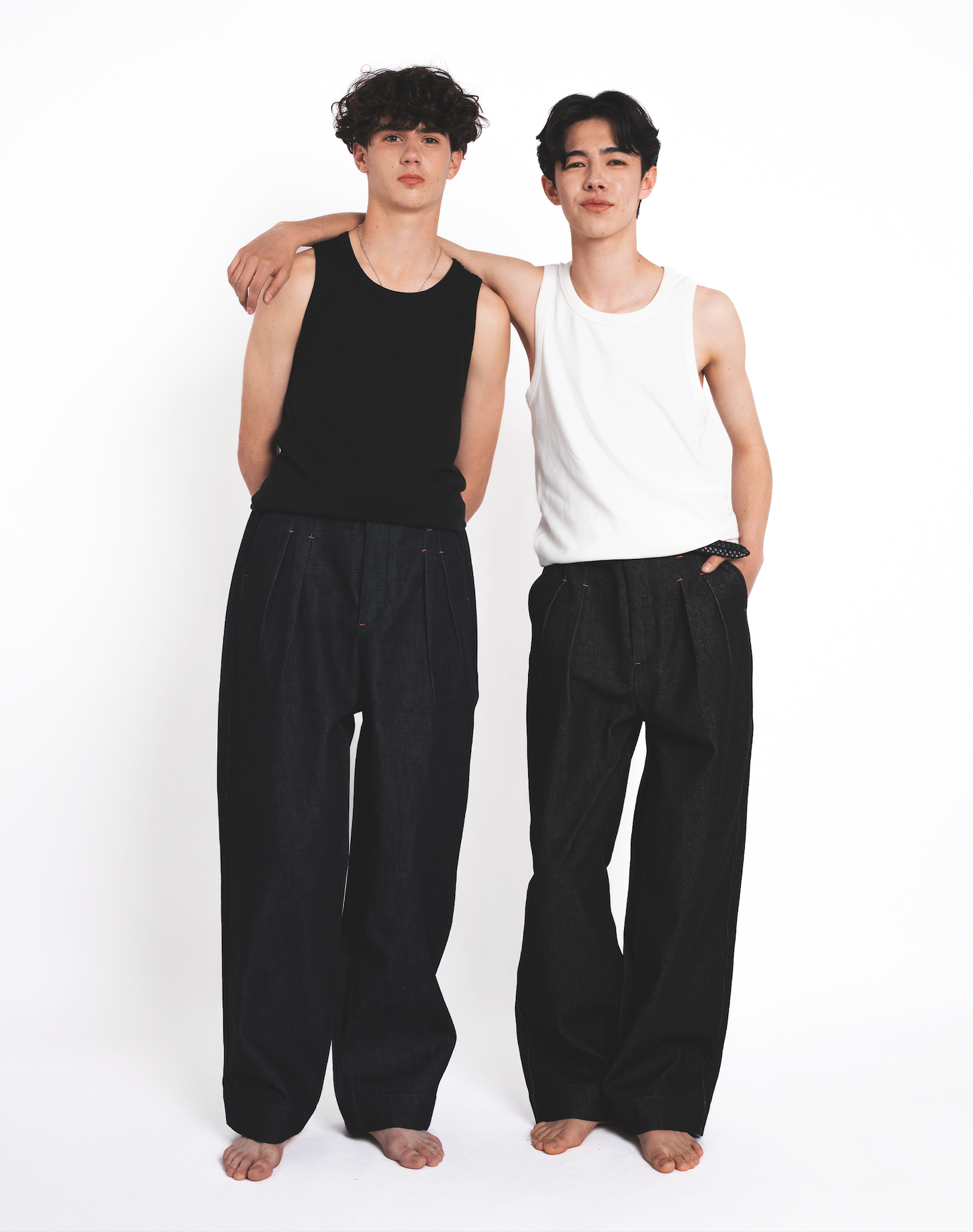 Left : 180cm / Lサイズ着用 Right : 176cm / Mサイズ着用